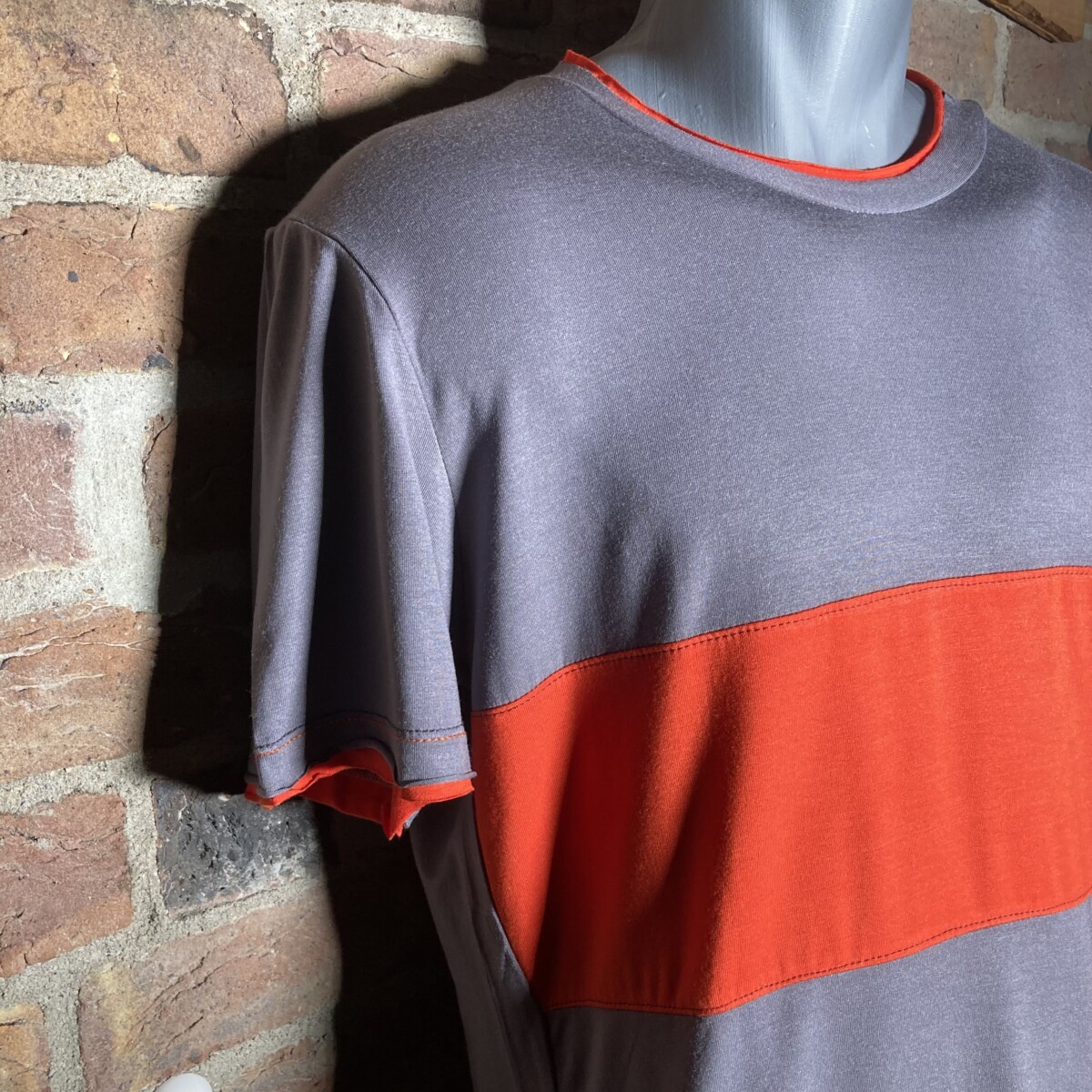 T-Shirt aus Tencel graublau mit orangenem Streifen
