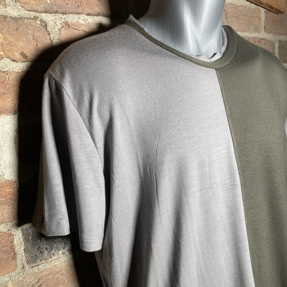 T-Shirt aus Tencel grau/ oliv