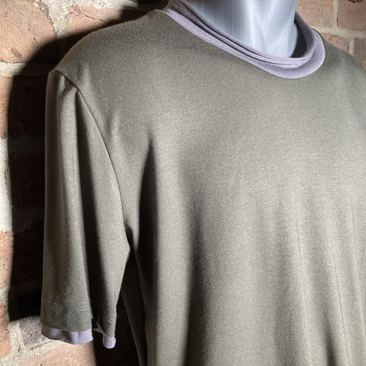 T-Shirt aus Tencel in oliv mit grauen Akzenzen