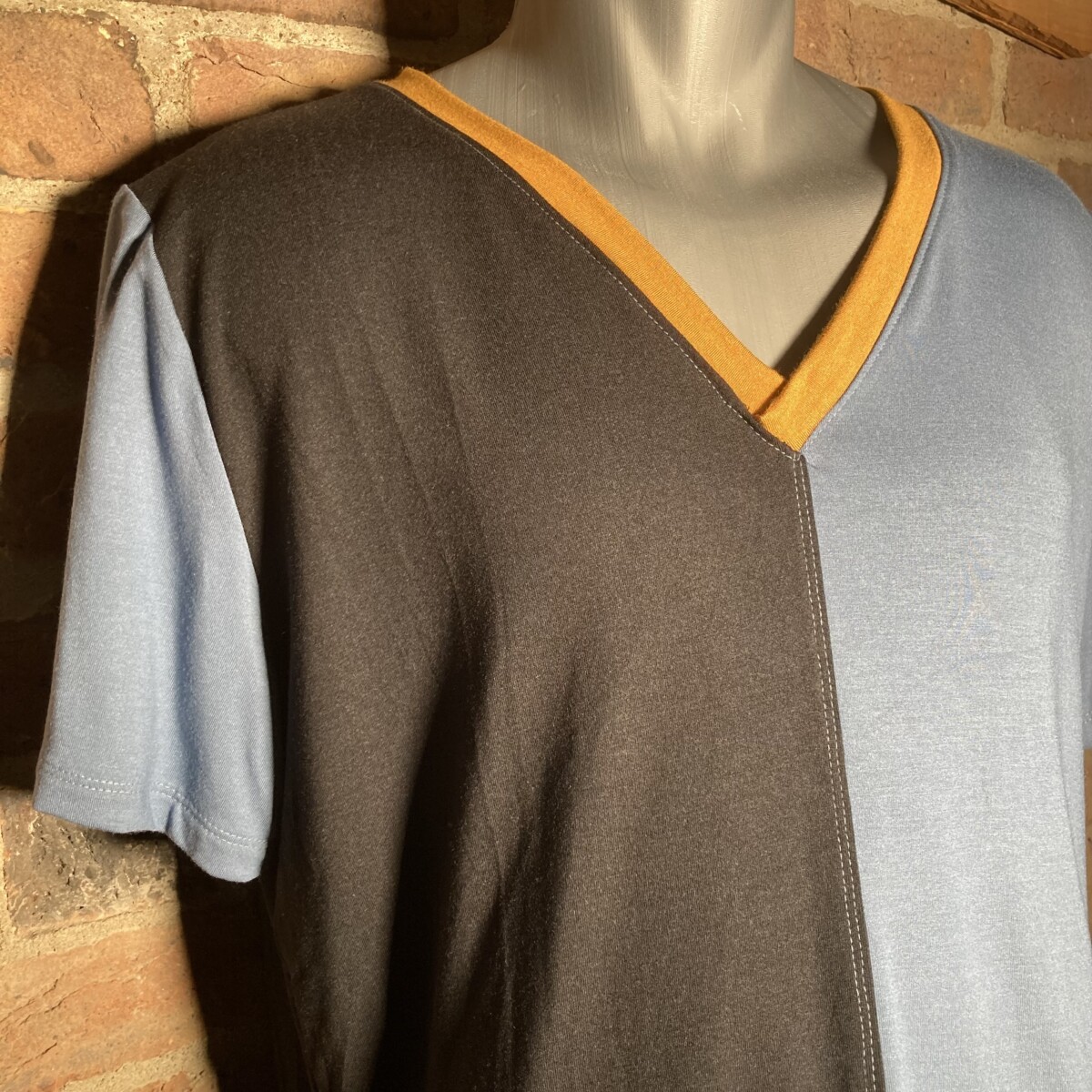 T-Shirt aus Tencel graublau/ schwarz/  curry