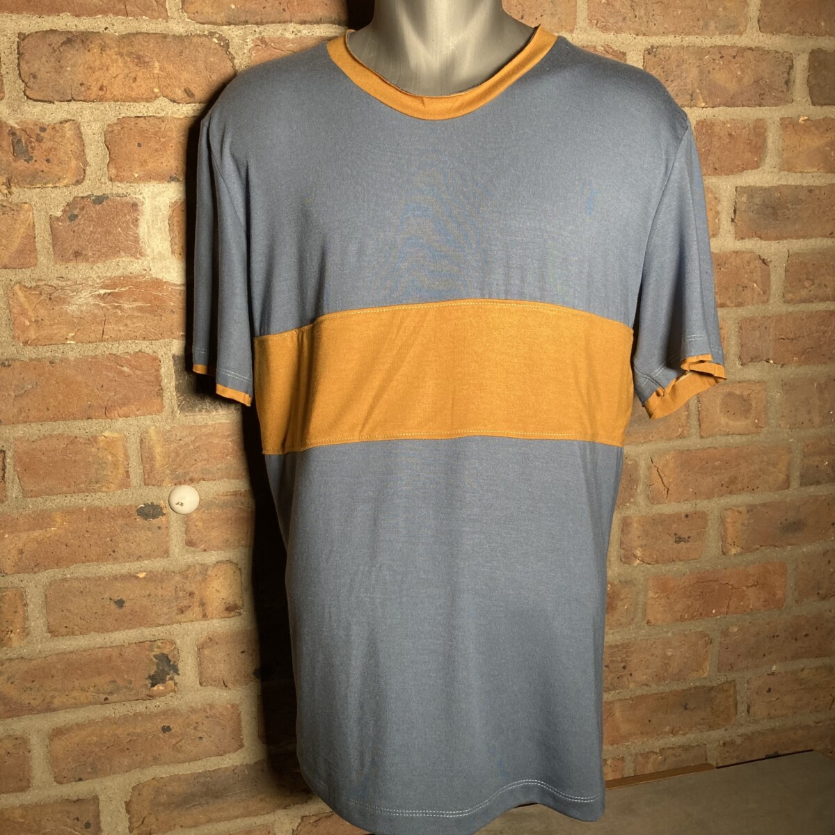 T-Shirt aus Tencel graublau mit gelben Streifen