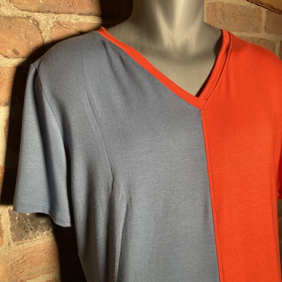 T-Shirt aus Tencel graublau/ orange